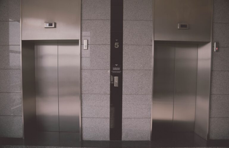 ¿Tengo que pagar la cuota del ascensor si vivo en un bajo y no lo voy a usar nunca?