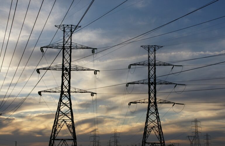Las comunidades de vecinos con una potencia menor o igual a 10 kW podrán seguir con la tarifa regulada de la luz en 2024